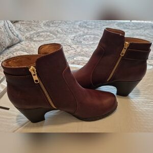 Size 7M Montana Brown Leather Ankle Bootie Low Heel.
